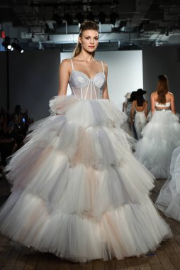 New York, Ny - 4 Ekim: Modeller 4 Ekim 2019 'da New York' ta yapılan Hayley Paige Sonbahar Runway Show 'unda podyum finalinde yürür..