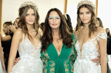 New York, Ny - 5 Ekim: Tasarımcı Berta Balilti ve modeller 5 Ekim 2019 'da New York' ta Berta Fall 2020 Gelinlik Runway Show öncesinde sahne arkasında poz verdiler..