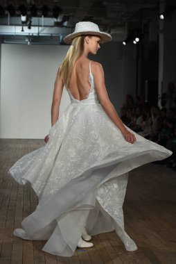 New York, Ny - 4 Ekim: 4 Ekim 2019 'da New York' ta yapılan Hayley Paige Sonbaharı 2020 gelin podyumu sırasında bir model podyumda yürür..