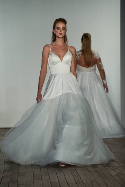 New York, Ny - 4 Ekim 2019 'da New York' ta Hayley Paige 'in Blush' u sırasında bir model podyumda yürüyor..