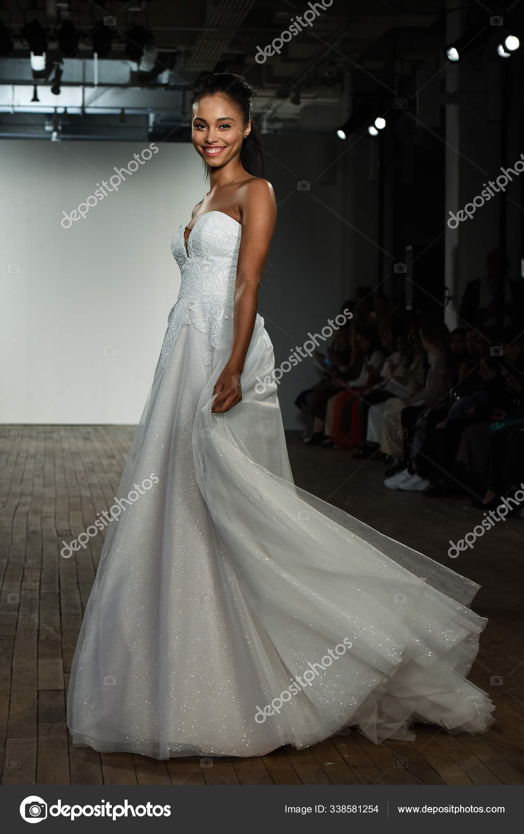 New York October Model Walks Runway Blush Hayley Paige Fall Stock Editorial Photo fashionstock 338581254