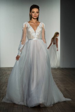 New York, Ny - 4 Ekim 2019 'da New York' ta Hayley Paige 'in Blush' u sırasında bir model podyumda yürüyor..