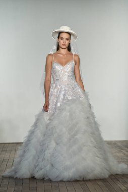 New York, Ny - 4 Ekim: 4 Ekim 2019 'da New York' ta yapılan Hayley Paige Sonbaharı 2020 gelin podyumu sırasında bir model podyumda yürür..