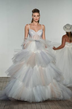 New York, Ny - 4 Ekim: 4 Ekim 2019 'da New York' ta yapılan Hayley Paige Sonbaharı 2020 gelin podyumu sırasında bir model podyumda yürür..