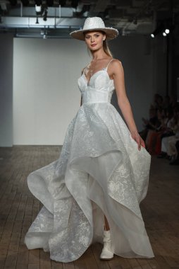 New York, Ny - 4 Ekim: 4 Ekim 2019 'da New York' ta yapılan Hayley Paige Sonbaharı 2020 gelin podyumu sırasında bir model podyumda yürür..