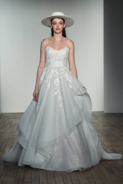 New York, Ny - 4 Ekim: 4 Ekim 2019 'da New York' ta yapılan Hayley Paige Sonbaharı 2020 gelin podyumu sırasında bir model podyumda yürür..