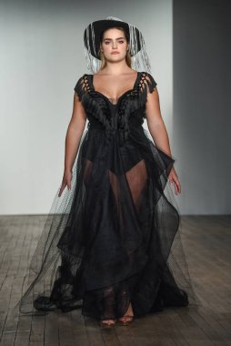 New York, Ny - 4 Ekim: 4 Ekim 2019 'da New York' ta yapılan Hayley Paige Sonbaharı 2020 gelin podyumu sırasında bir model podyumda yürür..