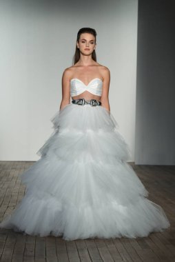 New York, Ny - 4 Ekim: 4 Ekim 2019 'da New York' ta yapılan Hayley Paige Sonbaharı 2020 gelin podyumu sırasında bir model podyumda yürür..