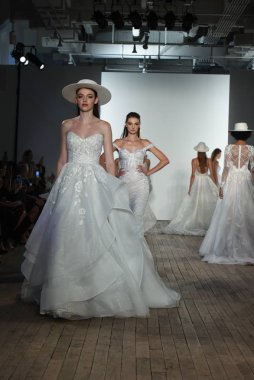 New York, Ny - 4 Ekim: Modeller 4 Ekim 2019 'da New York' ta yapılan Hayley Paige Sonbahar Runway Show 'unda podyum finalinde yürür..