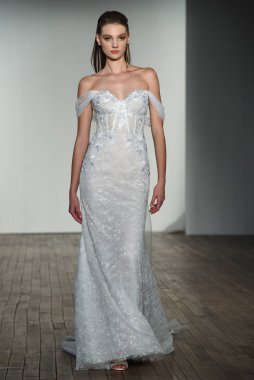 New York, Ny - 4 Ekim: 4 Ekim 2019 'da New York' ta yapılan Hayley Paige Sonbaharı 2020 gelin podyumu sırasında bir model podyumda yürür..