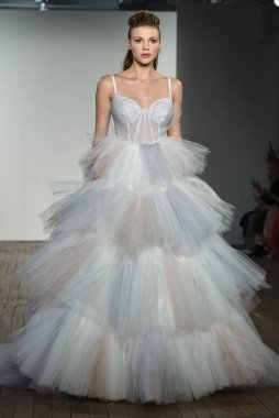 New York, Ny - 4 Ekim: 4 Ekim 2019 'da New York' ta yapılan Hayley Paige Sonbaharı 2020 gelin podyumu sırasında bir model podyumda yürür..