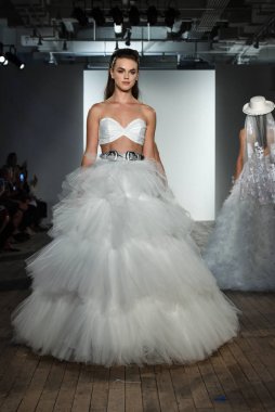 New York, Ny - 4 Ekim: Modeller 4 Ekim 2019 'da New York' ta yapılan Hayley Paige Sonbahar Runway Show 'unda podyum finalinde yürür..