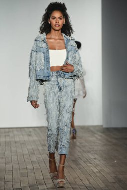 New York, Ny - 4 Ekim: 4 Ekim 2019 'da New York' ta yapılan Hayley Paige Sonbaharı 2020 gelin podyumu sırasında bir model podyumda yürür..