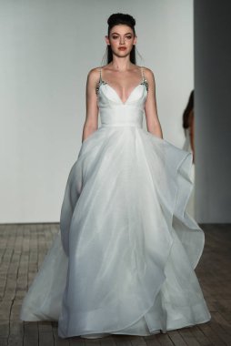 New York, Ny - 4 Ekim 2019 'da New York' ta Hayley Paige 'in Blush' u sırasında bir model podyumda yürüyor..