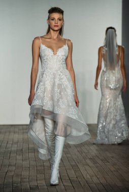 New York, Ny - 4 Ekim 2019 'da New York' ta Hayley Paige 'in Blush' u sırasında bir model podyumda yürüyor..