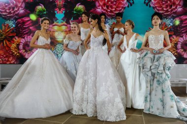 New York, Ny - 5 Ekim: Modeller 5 Ekim 2019 'da New York' ta Ines Di Santo 2020 Sonbahar Düğün Runway Show öncesinde sahne arkasında poz verdiler..