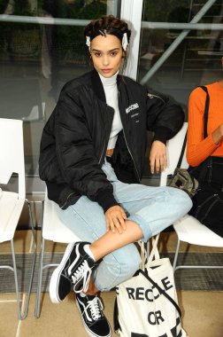 New York, Ny - 5 Ekim: Ines Di Santo Fall 2020 Gelinlik Runway Show öncesi sahne arkasında poz veren bir model 5 Ekim 2019, New York City.