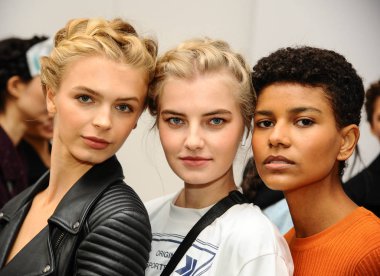 New York, Ny - 5 Ekim: Modeller 5 Ekim 2019 'da New York' ta Ines Di Santo 2020 Sonbahar Düğün Runway Show öncesinde sahne arkasında poz verdiler..