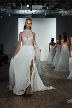 New York, Ny - 4 Ekim 2019 'da New York' ta Hayley Paige Fall 2020 Gelinlik Koleksiyonu 'nun Blush sırasında podyum finalinde modeller yürür..
