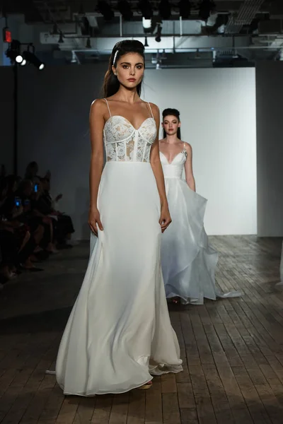10月4日 2019年10月4日 Hayley Paige 在纽约市举办的 2020年秋季新娘系列 Bridal Collection 模特们在跑道的终点漫步 — 图库照片