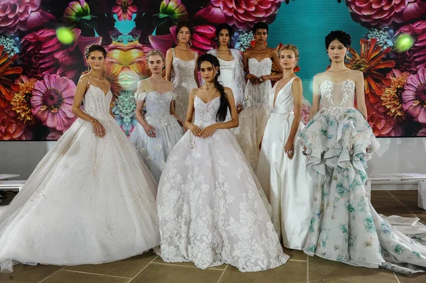 New York October Ines Santo Fall 2020の前に舞台裏をポーズするモデルBridal Runway Show 10月5 — ストック写真