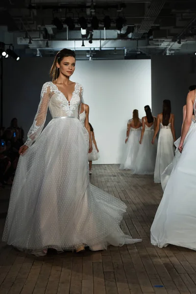 New York, Ny - 4 Ekim 2019 'da New York' ta Hayley Paige Fall 2020 Gelinlik Koleksiyonu 'nun Blush sırasında podyum finalinde modeller yürür..