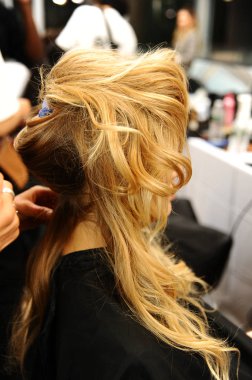 New York, Ny - 5 Ekim: Ines Di Santo 2020 Gelinlik Runway Show 'dan önce sahne arkasında hazırlanan bir model 5 Ekim 2019' da New York 'ta.