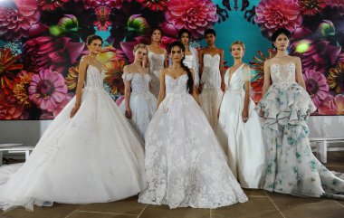 New York, Ny - 5 Ekim: Modeller 5 Ekim 2019 'da New York' ta Ines Di Santo 2020 Sonbahar Düğün Runway Show öncesinde sahne arkasında poz verdiler..