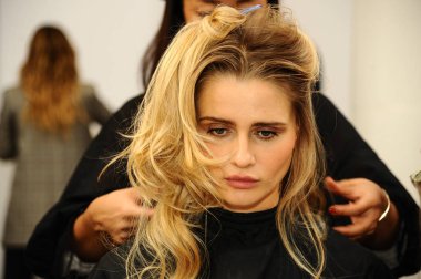 New York, Ny - 5 Ekim: Ines Di Santo 2020 Gelinlik Runway Show 'dan önce sahne arkasında hazırlanan bir model 5 Ekim 2019' da New York 'ta.