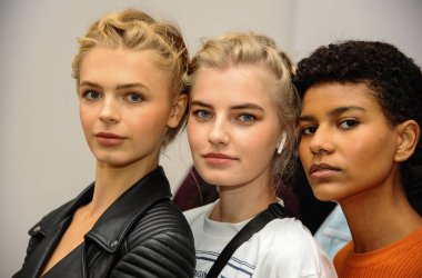 New York, Ny - 5 Ekim: Modeller 5 Ekim 2019 'da New York' ta Ines Di Santo 2020 Sonbahar Düğün Runway Show öncesinde sahne arkasında poz verdiler..