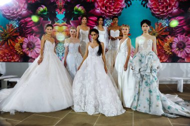 New York, Ny - 5 Ekim: Modeller 5 Ekim 2019 'da New York' ta Ines Di Santo 2020 Sonbahar Düğün Runway Show öncesinde sahne arkasında poz verdiler..