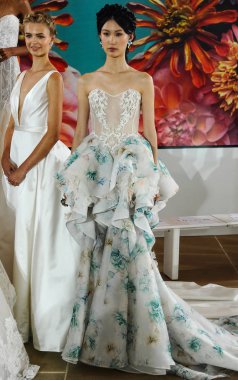 New York, Ny - 5 Ekim: Modeller 5 Ekim 2019 'da New York' ta Ines Di Santo 2020 Sonbahar Düğün Runway Show öncesinde sahne arkasında poz verdiler..