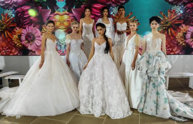 New York, Ny - 5 Ekim: Modeller 5 Ekim 2019 'da New York' ta Ines Di Santo 2020 Sonbahar Düğün Runway Show öncesinde sahne arkasında poz verdiler..