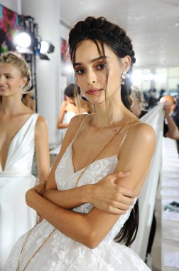 New York, Ny - 5 Ekim: Ines Di Santo Fall 2020 Gelinlik Runway Show öncesi sahne arkasında poz veren bir model 5 Ekim 2019, New York City.