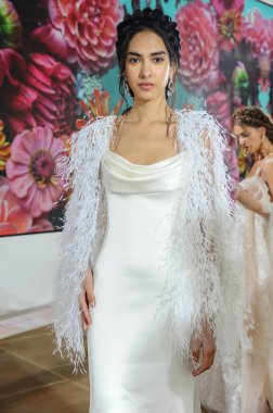 New York, Ny - 5 Ekim: Ines Di Santo Fall 2020 Gelinlik Runway Show öncesi sahne arkasında poz veren bir model 5 Ekim 2019, New York City.