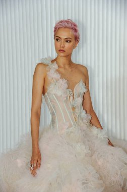 New York, Ny - 5 Ekim: Ines Di Santo Fall 2020 Gelinlik Runway Show öncesi sahne arkasında poz veren bir model 5 Ekim 2019, New York City.