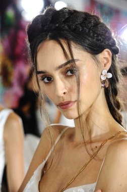 New York, Ny - 5 Ekim: Ines Di Santo Fall 2020 Gelinlik Runway Show öncesi sahne arkasında poz veren bir model 5 Ekim 2019, New York City.