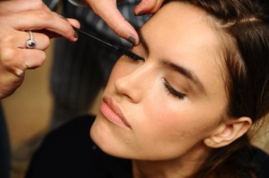 New York, Ny - 5 Ekim: Ines Di Santo 2020 Gelinlik Runway Show 'dan önce sahne arkasında hazırlanan bir model 5 Ekim 2019' da New York 'ta.