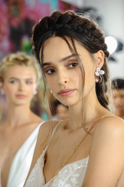 New York, Ny - 5 Ekim: Ines Di Santo Fall 2020 Gelinlik Runway Show öncesi sahne arkasında poz veren bir model 5 Ekim 2019, New York City.