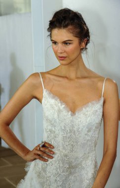 New York, Ny - 5 Ekim: Ines Di Santo Fall 2020 Gelinlik Runway Show öncesi sahne arkasında poz veren bir model 5 Ekim 2019, New York City.