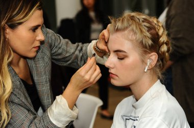 New York, Ny - 5 Ekim: Ines Di Santo 2020 Gelinlik Runway Show 'dan önce sahne arkasında hazırlanan bir model 5 Ekim 2019' da New York 'ta.