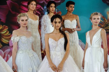 New York, Ny - 5 Ekim: Modeller 5 Ekim 2019 'da New York' ta Ines Di Santo 2020 Sonbahar Düğün Runway Show öncesinde sahne arkasında poz verdiler..