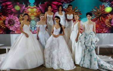 New York, Ny - 5 Ekim: Modeller 5 Ekim 2019 'da New York' ta Ines Di Santo 2020 Sonbahar Düğün Runway Show öncesinde sahne arkasında poz verdiler..