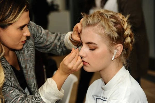 New York October Model Getting Ready Backstage Ines Santo Fall — Stock Photo, Image
