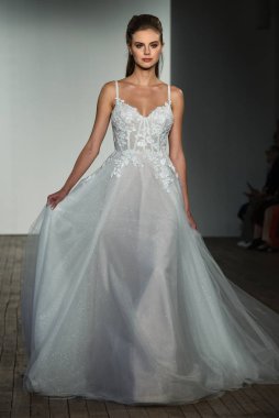 New York, Ny - 4 Ekim 2019 'da New York' ta Hayley Paige 'in Blush' u sırasında bir model podyumda yürüyor..