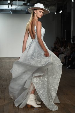 New York, Ny - 4 Ekim: 4 Ekim 2019 'da New York' ta yapılan Hayley Paige Sonbaharı 2020 gelin podyumu sırasında bir model podyumda yürür..