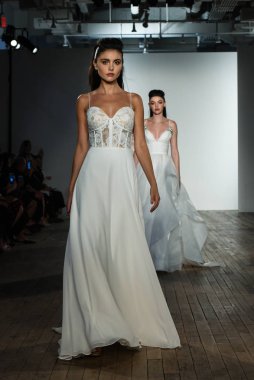 New York, Ny - 4 Ekim 2019 'da New York' ta Hayley Paige Fall 2020 Gelinlik Koleksiyonu 'nun Blush sırasında podyum finalinde modeller yürür..