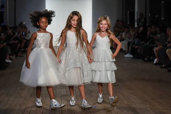 New York Ottobre Modelle Sfilano Sulla Pista Durante Collezione Petite — Foto Stock