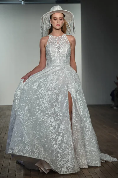 New York Října Modelka Kráčí Ranveji Během Svatební Přehlídky Hayley — Stock fotografie
