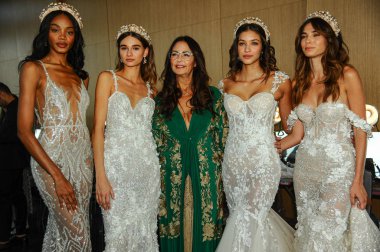 New York, Ny - 5 Ekim: Tasarımcı Berta Balilti ve modeller 5 Ekim 2019 'da New York' ta Berta Fall 2020 Gelinlik Runway Show öncesinde sahne arkasında poz verdiler..